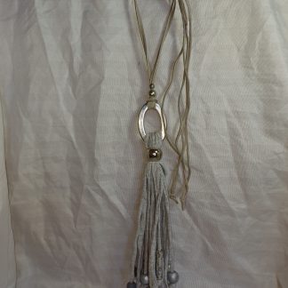 Adjustable T-Yarn necklace - Light Grey